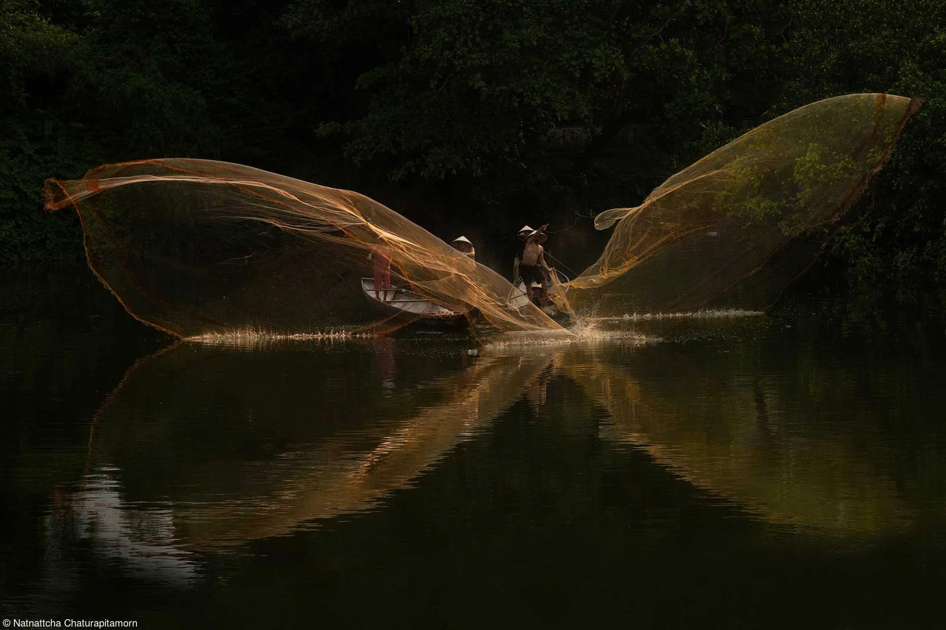  Image credit: Natnattcha Chaturapitamorn	Danang Fishermen	Local fishermen cast their fishing net from two Sampan boats in Vietnam. 